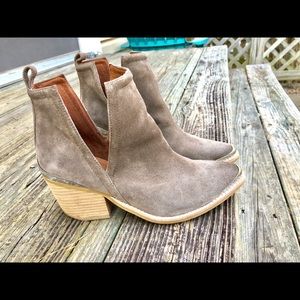 Jeffrey Campbell Cromwell boots in taupe size 7.5
